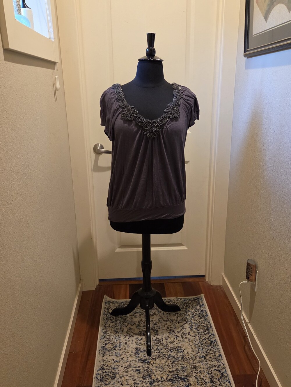 Bluheaven Women’s Floral Appliqué V-Neck Top - Slate Gray